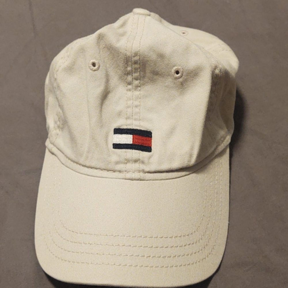 tommy hilfiger logo hat lightly worn